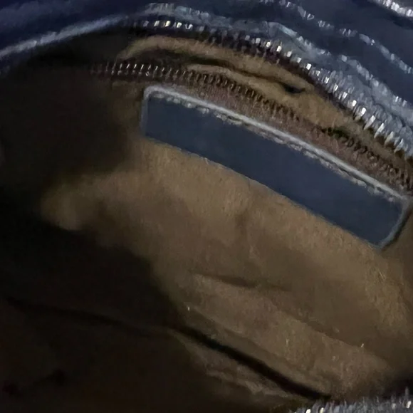 Graffiti Women's Leather Handbag Shoulder Bag with Zipper Closure - Picture 12 of 15